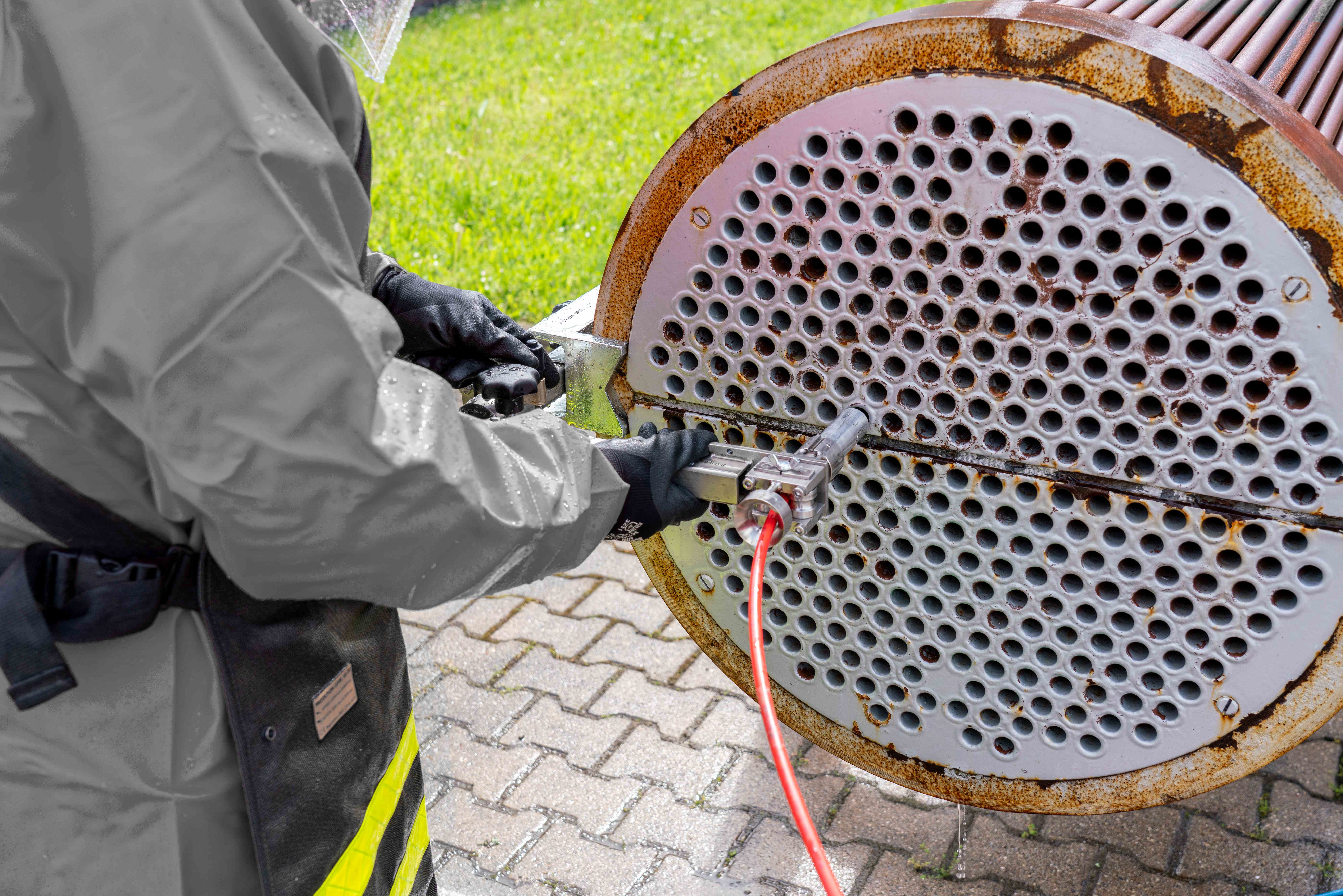 מתקן אחיזה בטיחותי לניקוי מחליפי חום